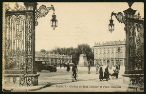 Carte postale représentant la place Stanislas et les grilles en fer forgé doré de Jean Lamour à Nancy, France, vers 1920 - French Photographer